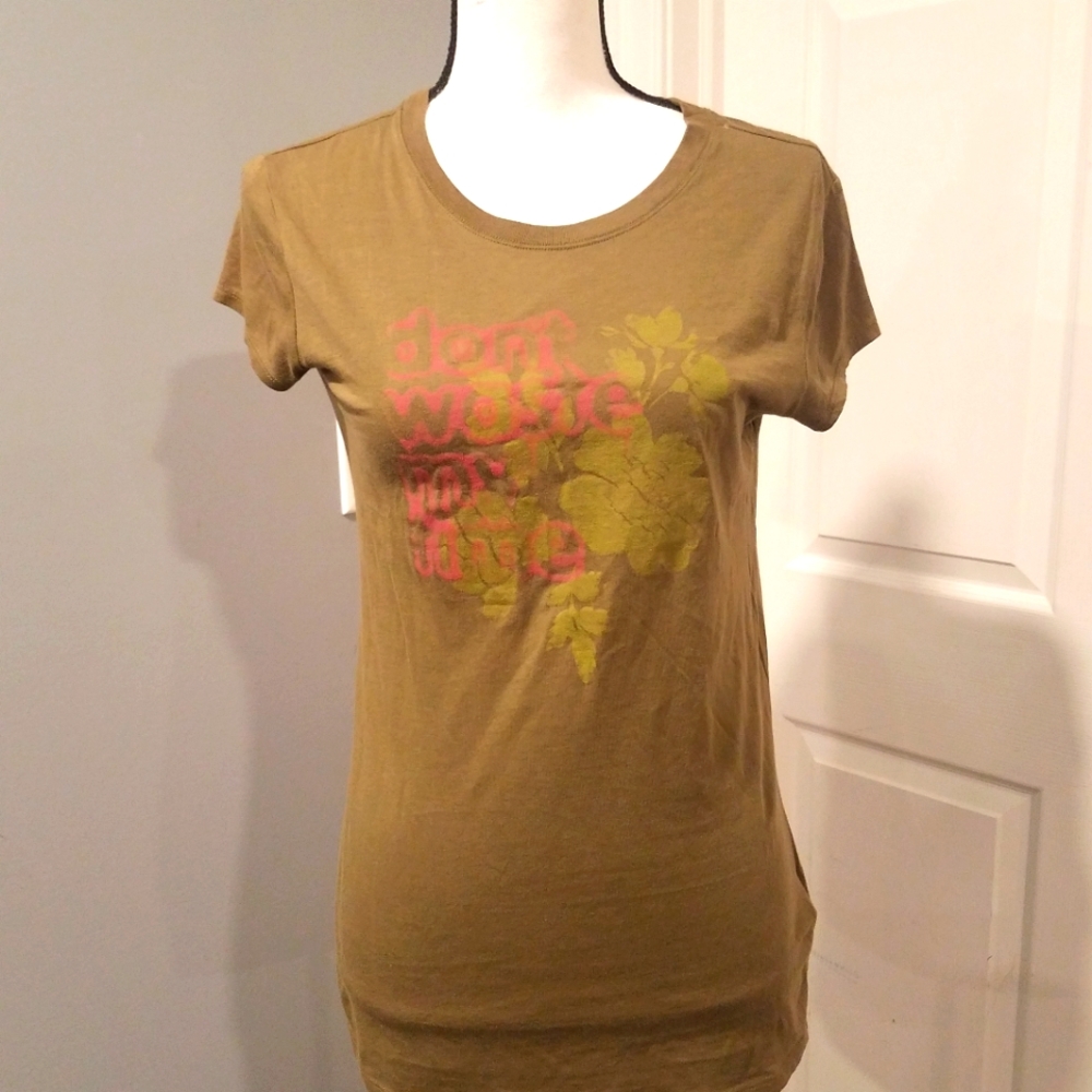 UNIQUELY MADE OLD NAVY TSHIRY W/ PRINT & GRAPHICS. WOMEN'S MED. NBW.